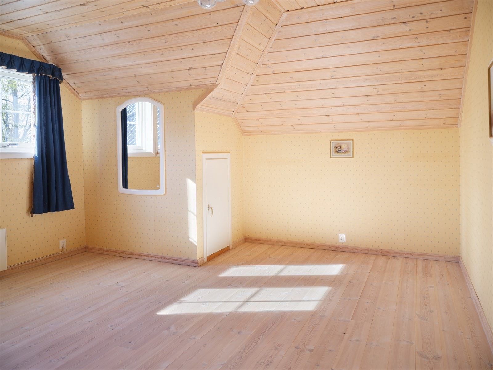 Soverommene i andre etasje har en sjarmerende karakter med skråtak og panel. Galleribilde