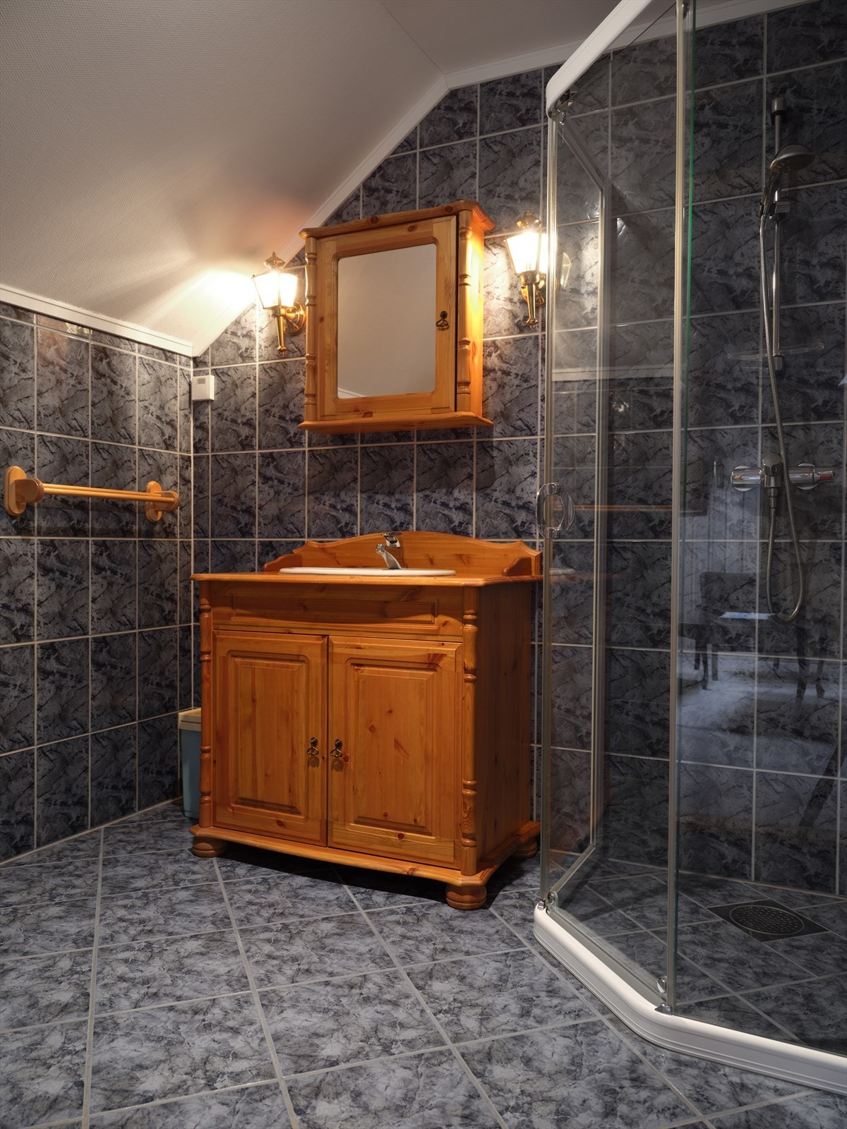 Badet i andre etasje har flislagte overflater og vannbåren gulvvarme. Galleribilde