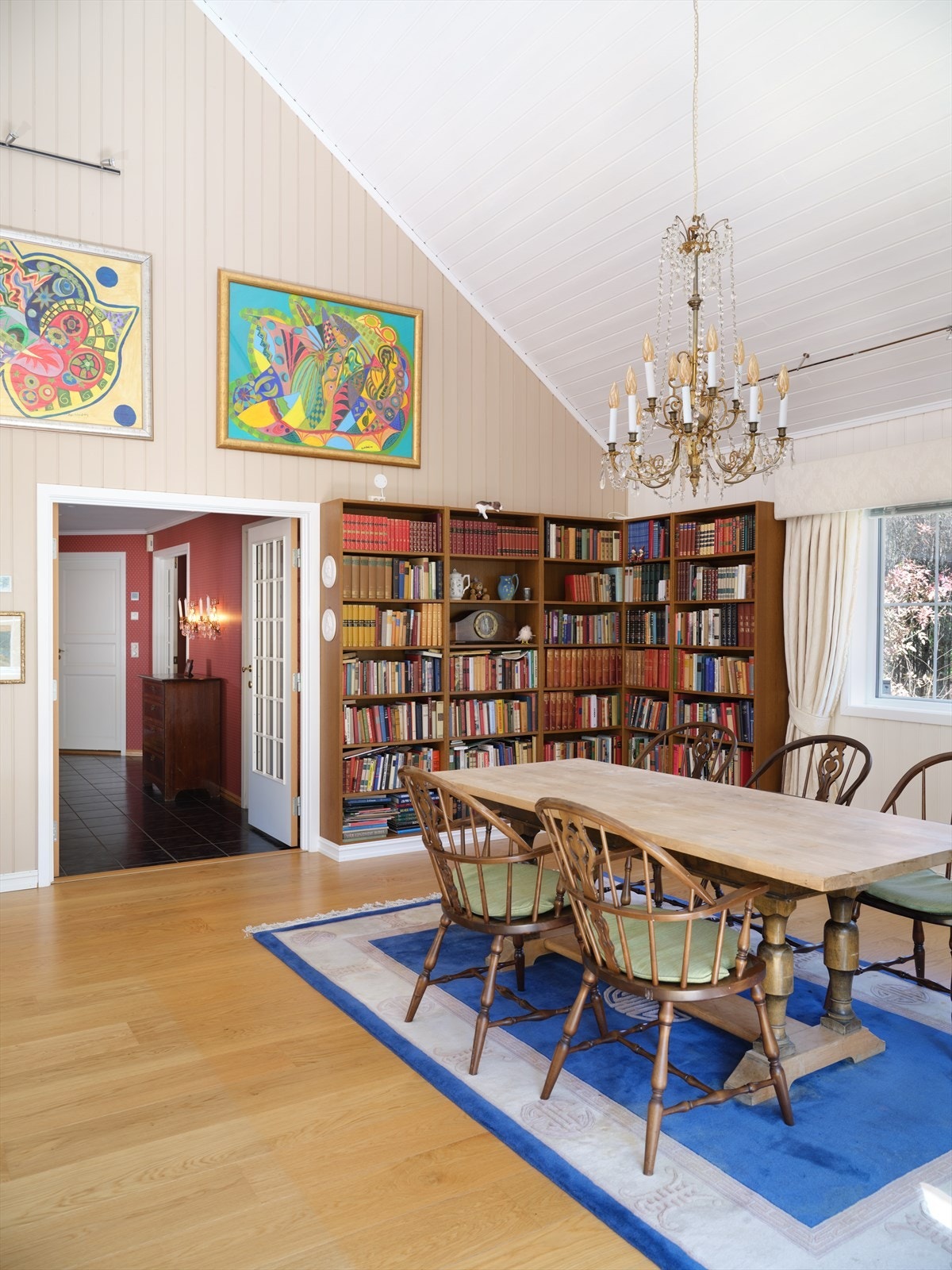 Spisestuen har god plass til langbord for store selskaper. Galleribilde