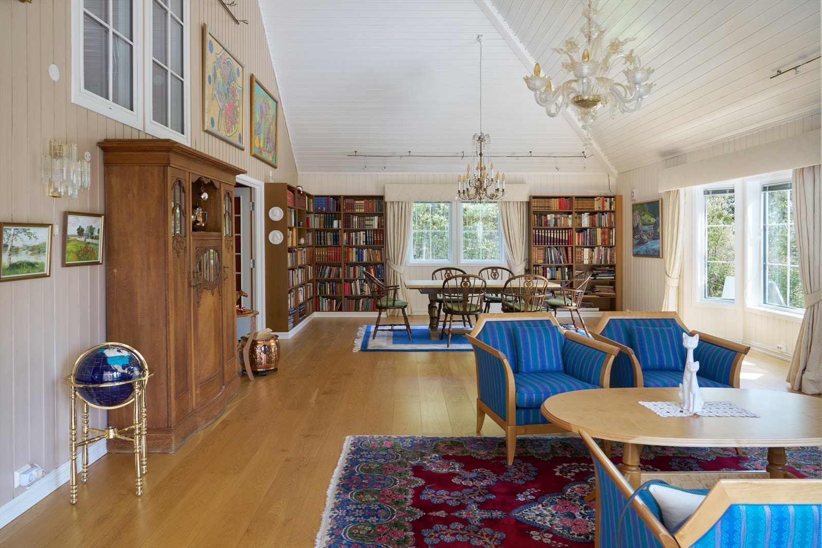 Her er det god plass til både en stor spisestue og flere sittegrupper. Galleribilde