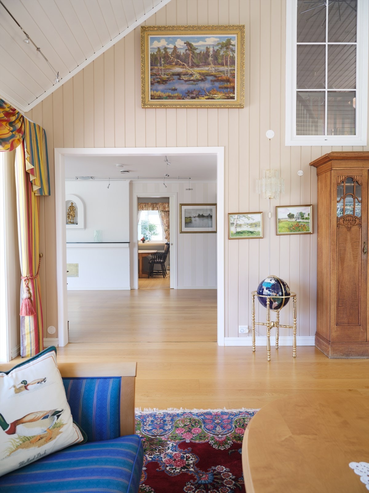 Fra spisestuen er det åpen forbindelse til kjøkkenet, praktisk for servering og sosialt samvær. Galleribilde