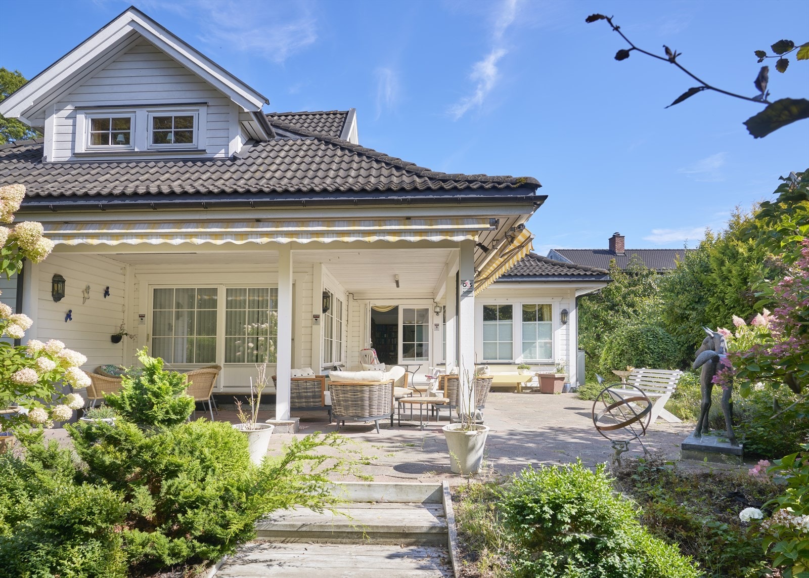 Boligen er utstyrt med en moderne luft-til-vann varmepumpe fra 2022/2023, som forsyner vannbåren gulvvarme i store deler av huset. Galleribilde