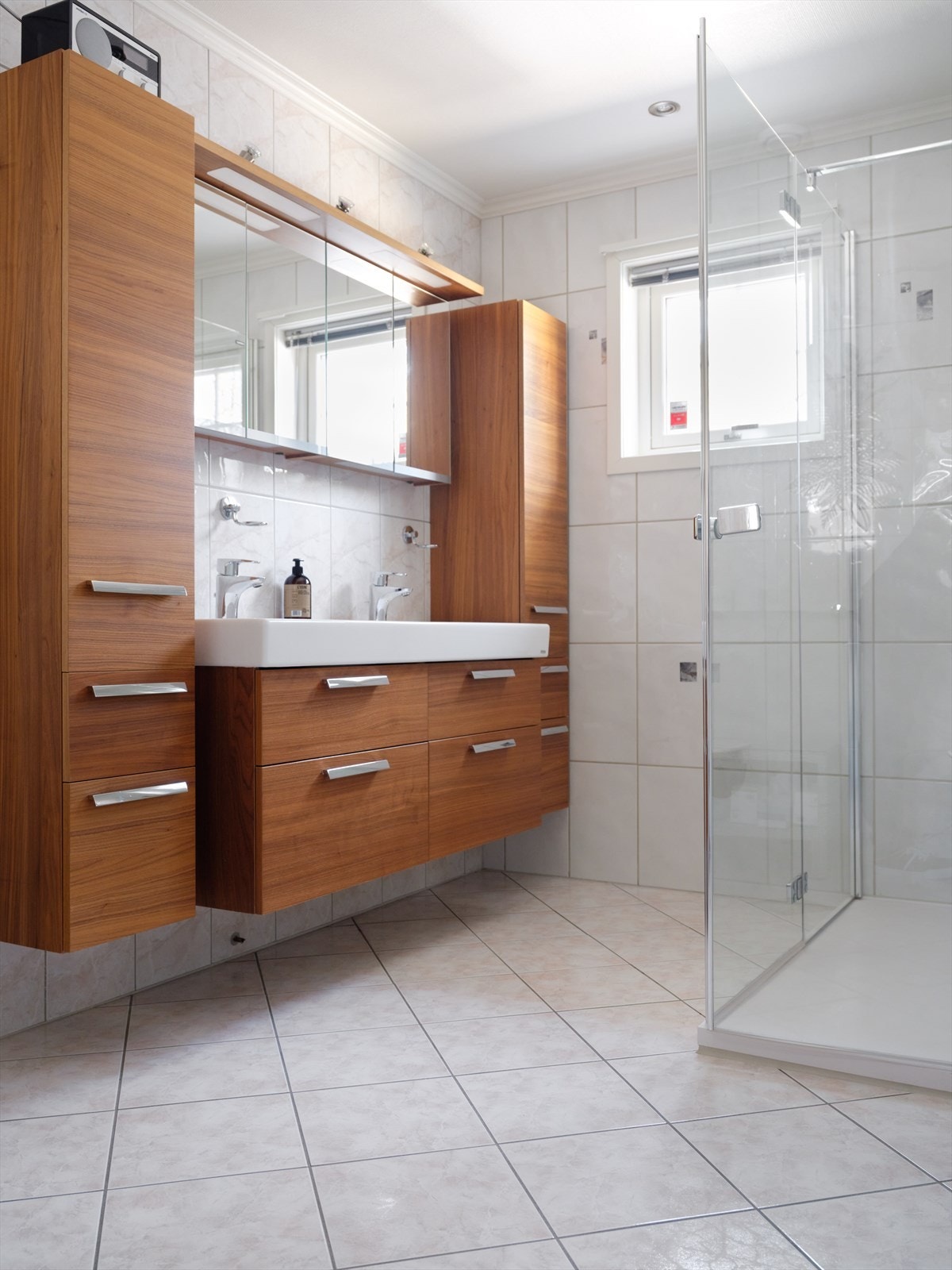 Badet tilknyttet hovedsoverommet ble delvis oppgradert i 2019 med ny innredning. Galleribilde