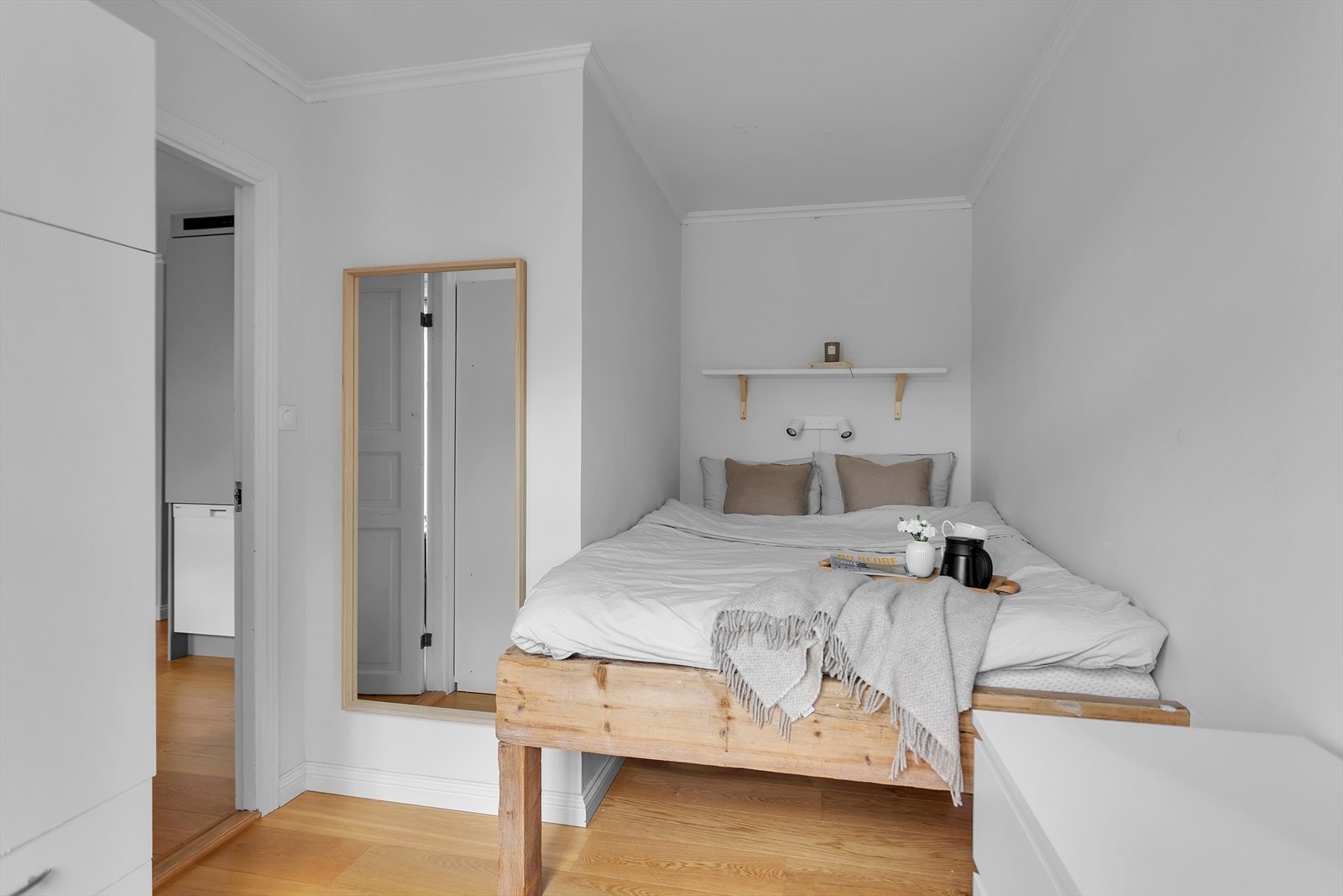 Trivelig soverom med plassbygd seng som medfølger i salget, noe som bidrar til en smart og arealeffektiv løsning. Galleribilde
