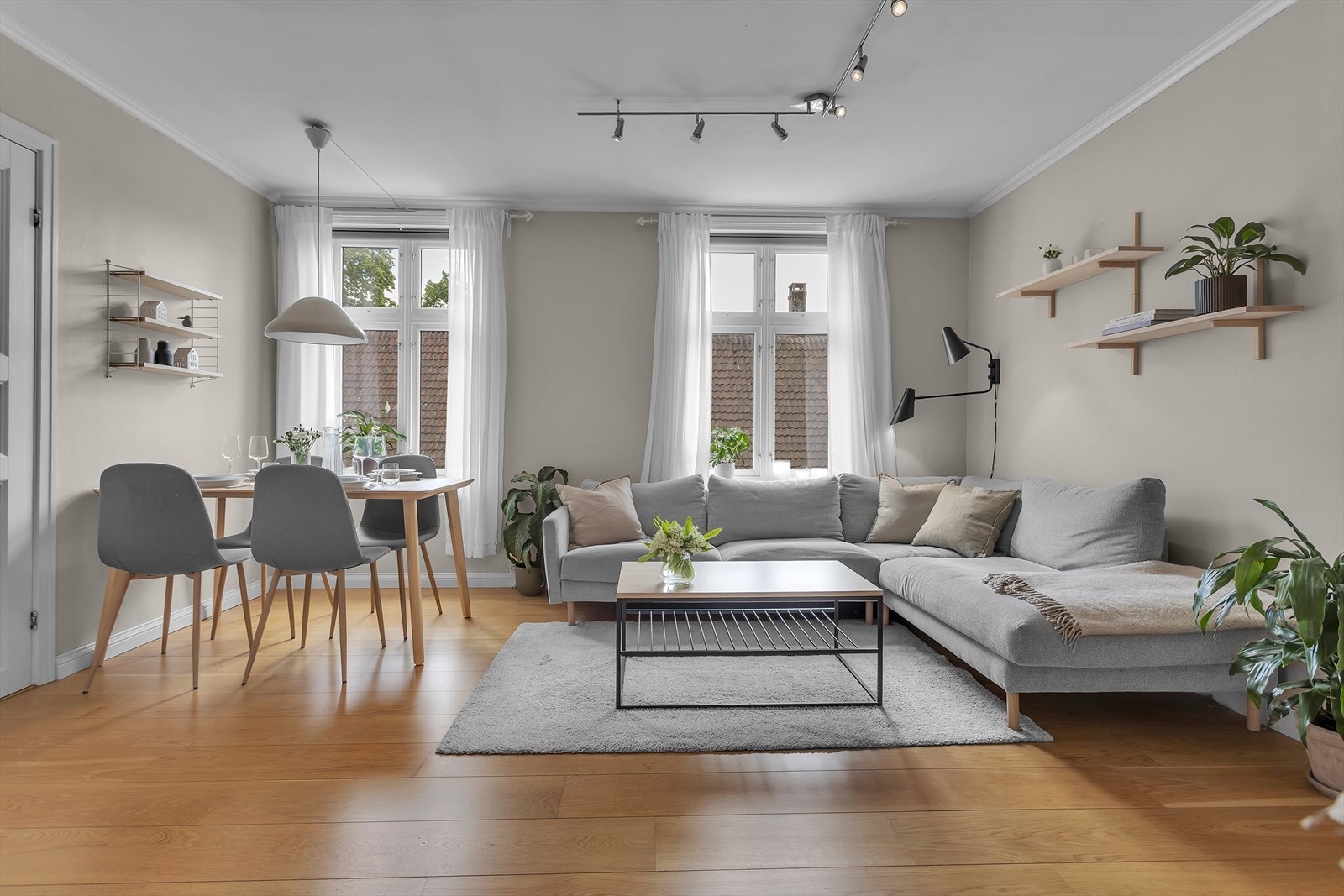 Store vindusflater slipper inn rikelig med naturlig lys og gir en luftig og behagelig romfølelse. Galleribilde