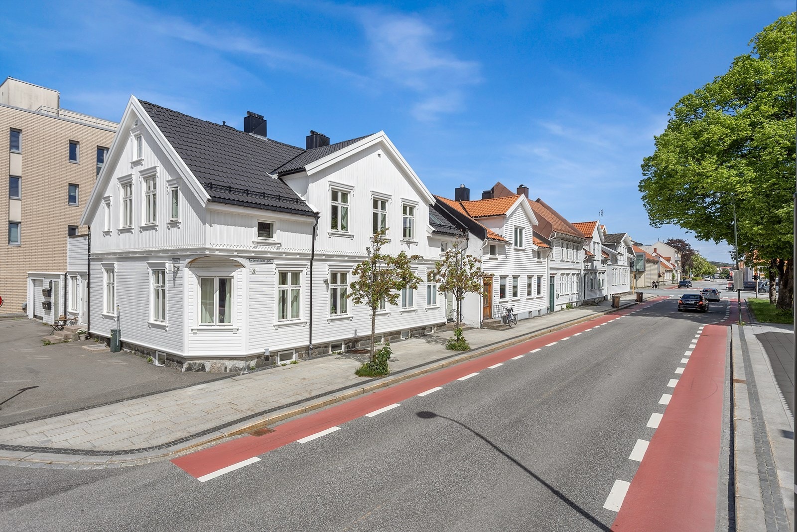 Boligen er en del av en veldrevet flermannsbolig som nylig har gjennomgått store oppgraderinger. Sameiet har i 2024 etterisolert bygget, malt fasaden og byttet både kledning og vinduer. Disse forbedringene sikrer både et moderne uttrykk og høy bokvalitet. Galleribilde