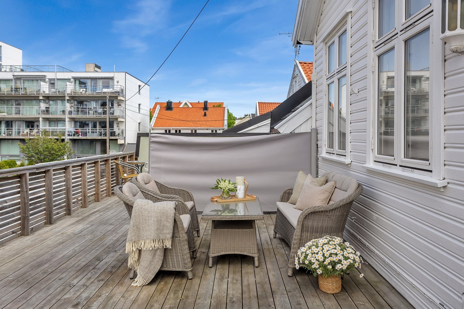 Terrassen har plass til både utemøblement og grill, noe som gjør den ideell for hyggelige sammenkomster med familie og venner. Galleribilde