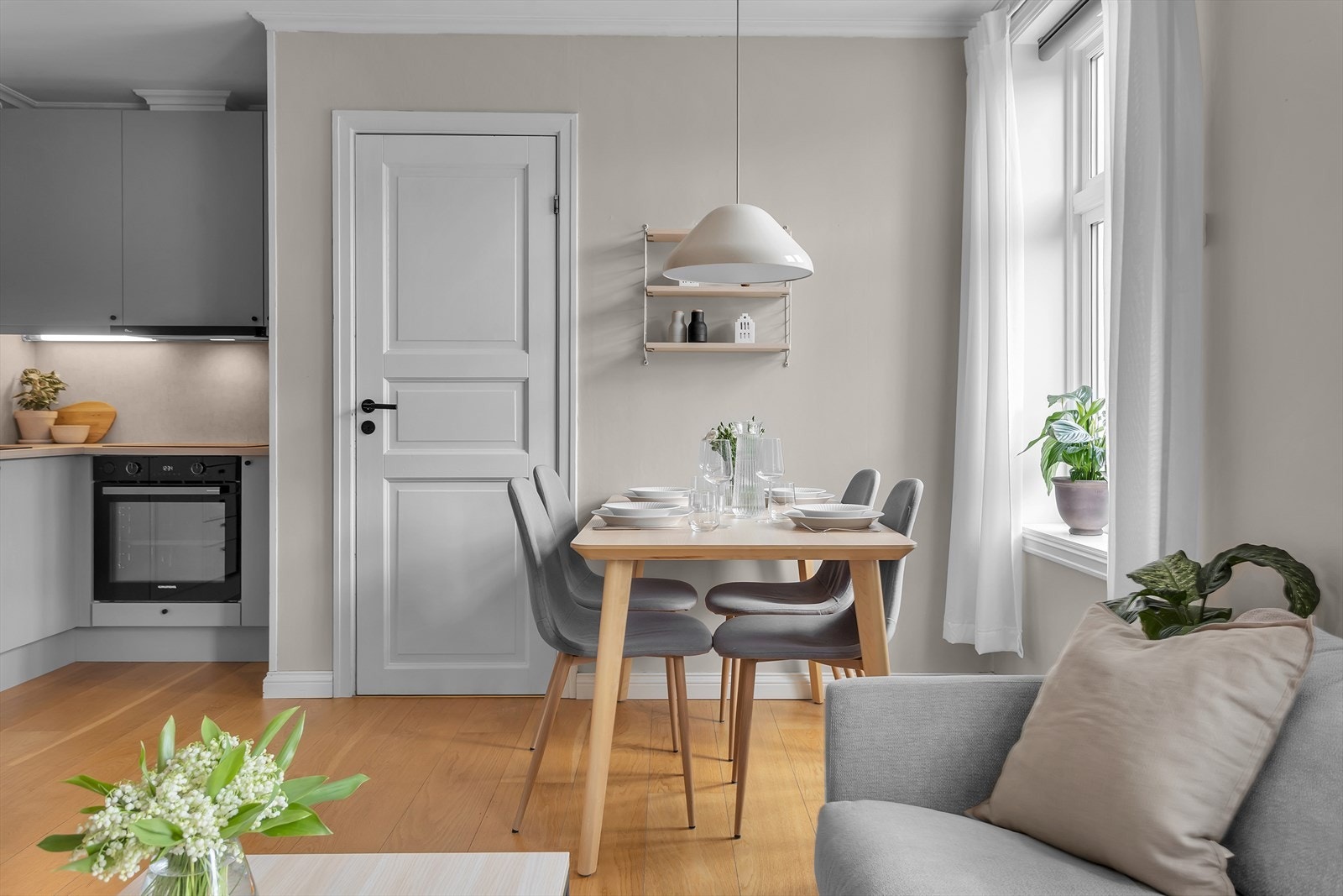 Spiseplassen er praktisk plassert i tilknytning til både stue og kjøkken. Galleribilde