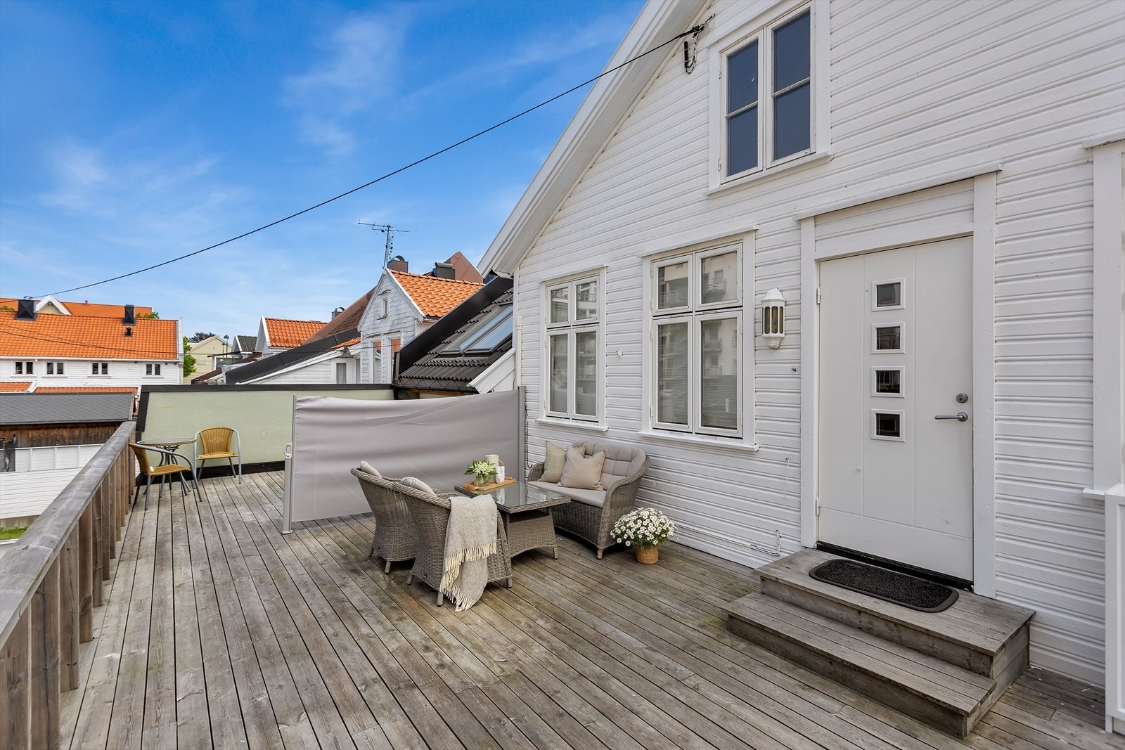 Boligens utearealer er tinglyst som fellesarealer, men er av sameiet delt opp i disponible områder tilknyttet hver leilighet. Denne leiligheten disponerer terrassen rett utenfor inngangsdøren, hvor du kan nyte roen med herlig ettermiddags- og kveldssol. Galleribilde