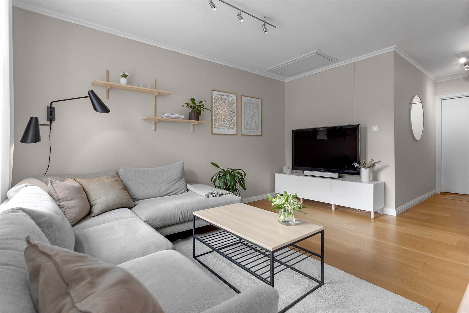 Lys og innbydende stue med moderne fargevalg som skaper en varm og koselig atmosfære. Galleribilde