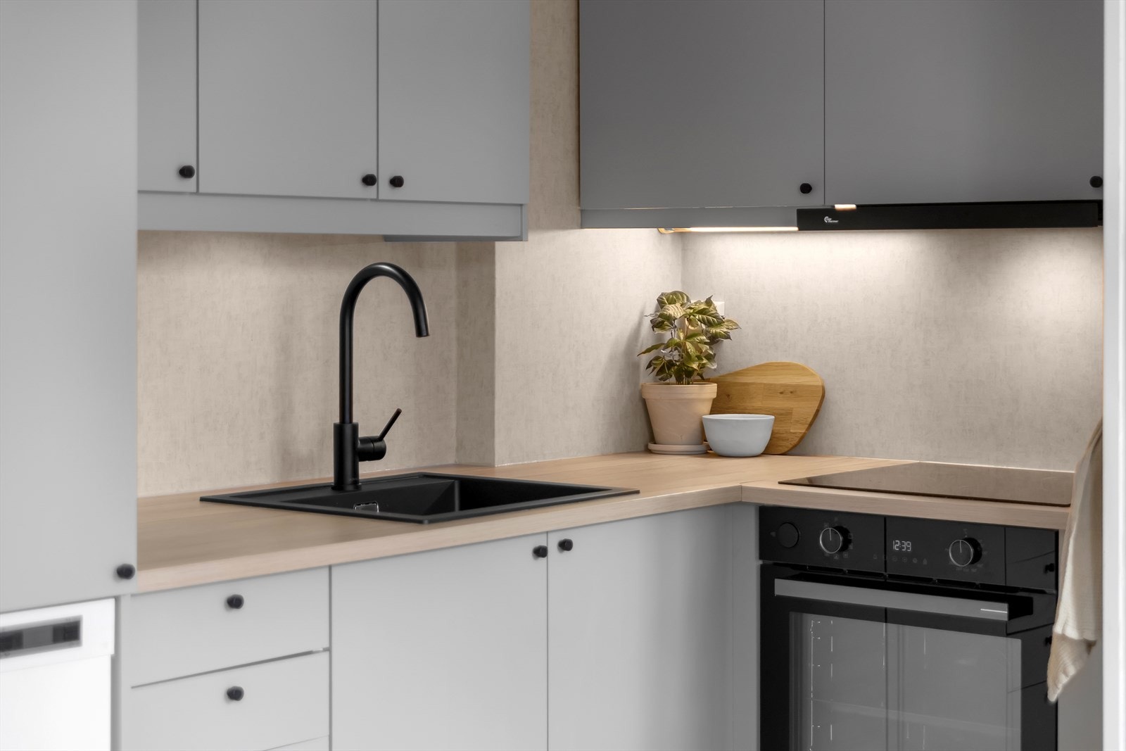 En fastmontert oppvaskmaskin følger med, og ventilatoren ble oppgradert i 2025. Dette kjøkkenet kombinerer funksjonalitet og design på en elegant måte. Galleribilde