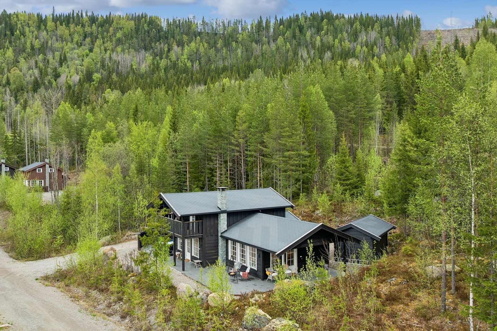 Fritidsboligen er oppført i bindingsverk med utvendig liggende og stående trekledning. Galleribilde