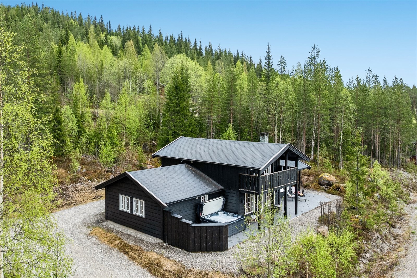 Moderne fritidsbolig oppført i 2017, med store terrassearealer og en gjennomgående god standard. Galleribilde