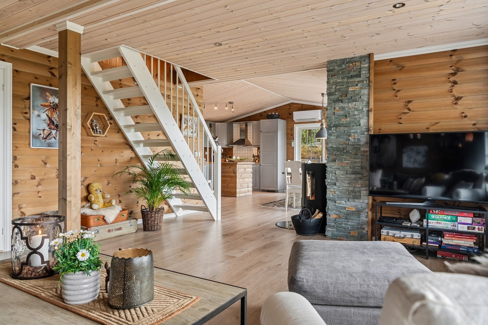 Tretrapp med åpne opptrinn og rekkverkssikring fører opp til andre etasje. Galleribilde