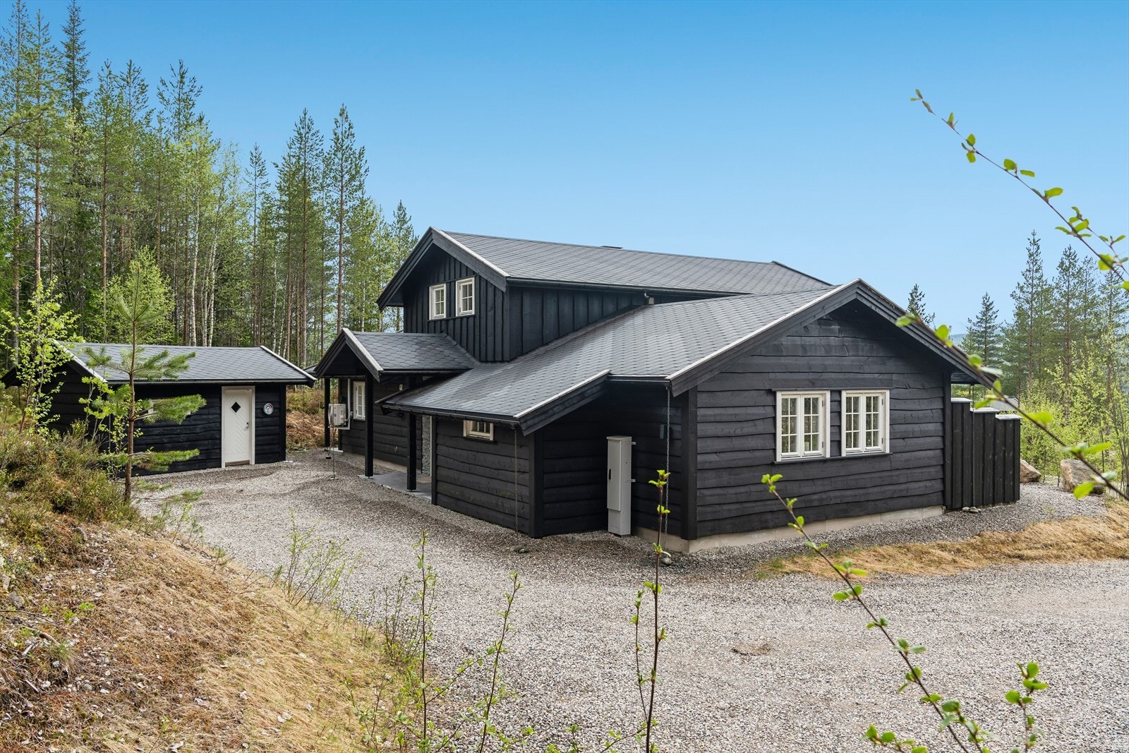Eiendommen inkluderer et frittstående uthus på 15 m² med innlagt strøm. Galleribilde