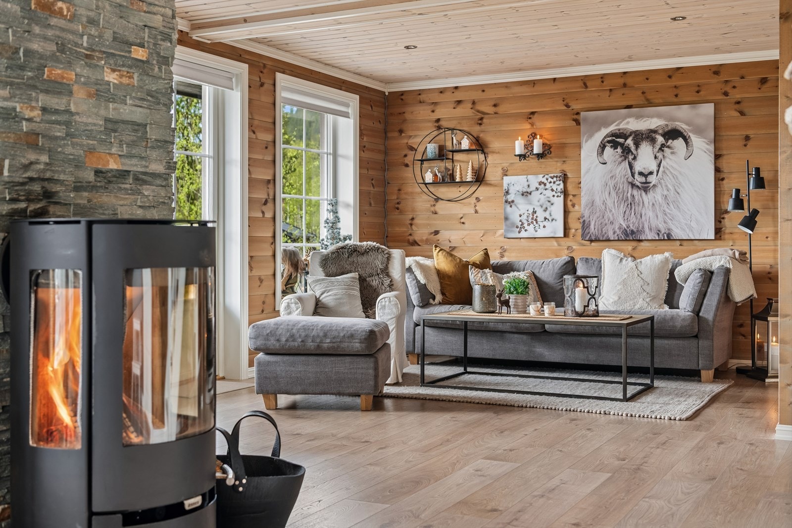 Stuen i første etasje har en effektiv vedovn for ekstra varme og hygge. Galleribilde