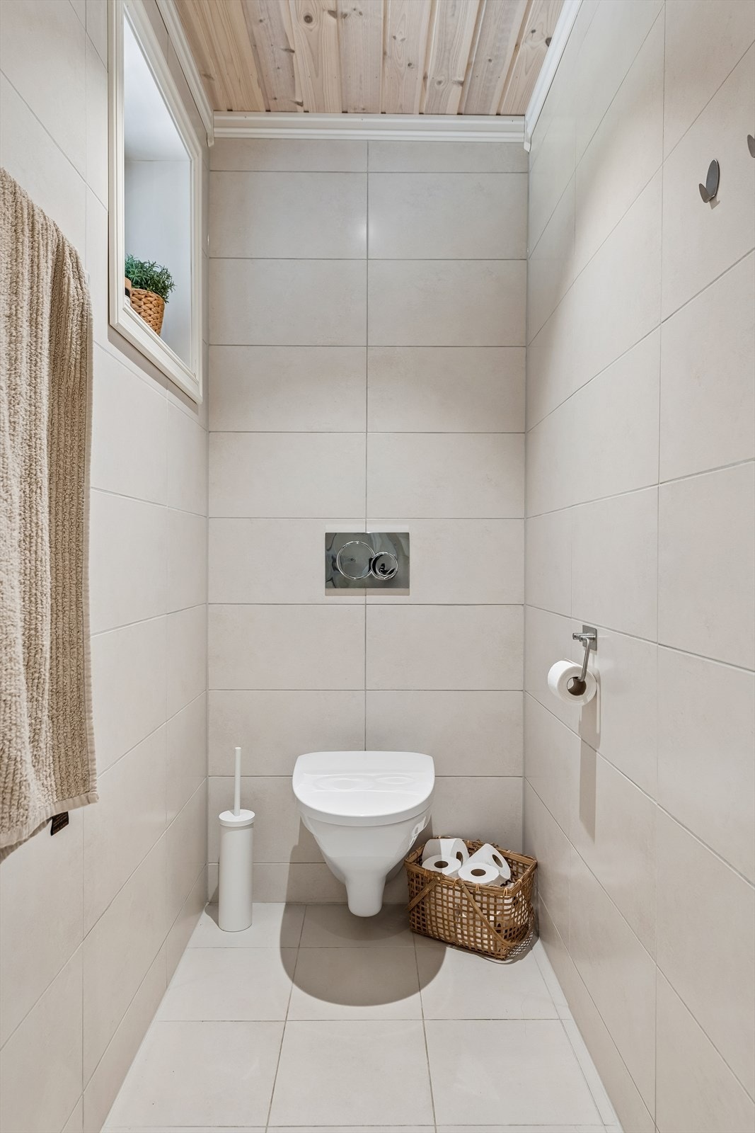 Det vegghengte toalettet er plassert i en egen nisje på hovedbadet. Galleribilde