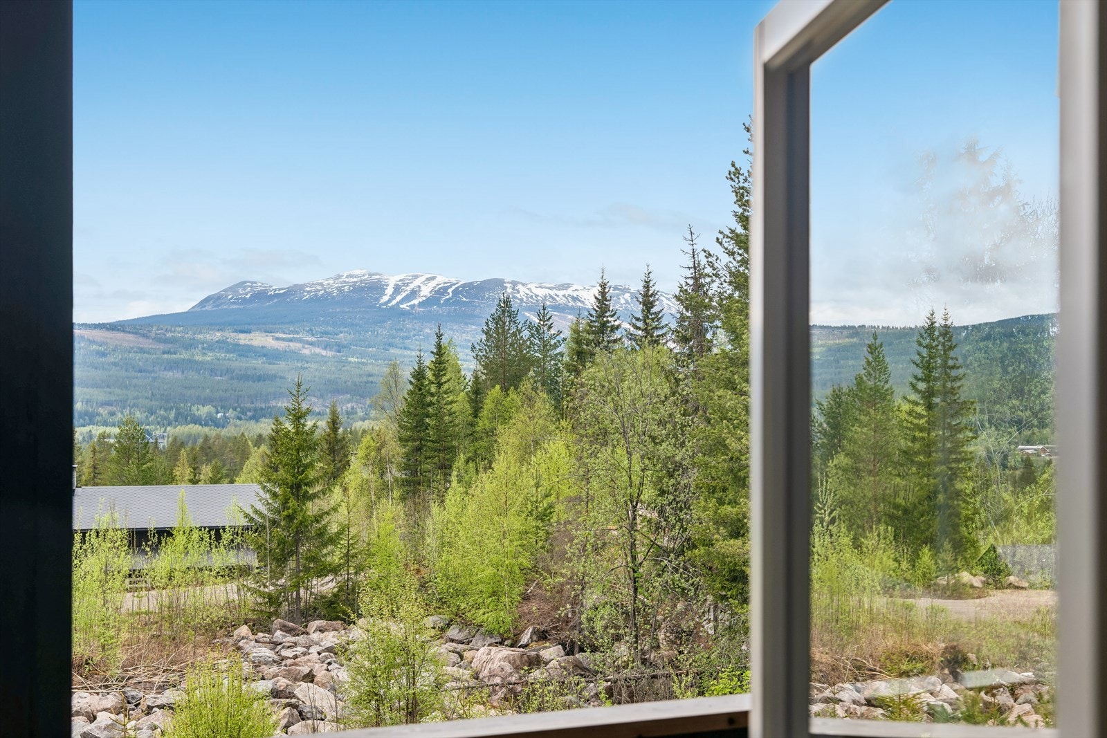 Fra hytta er det utsikt mot fjellene i Trysil. Galleribilde