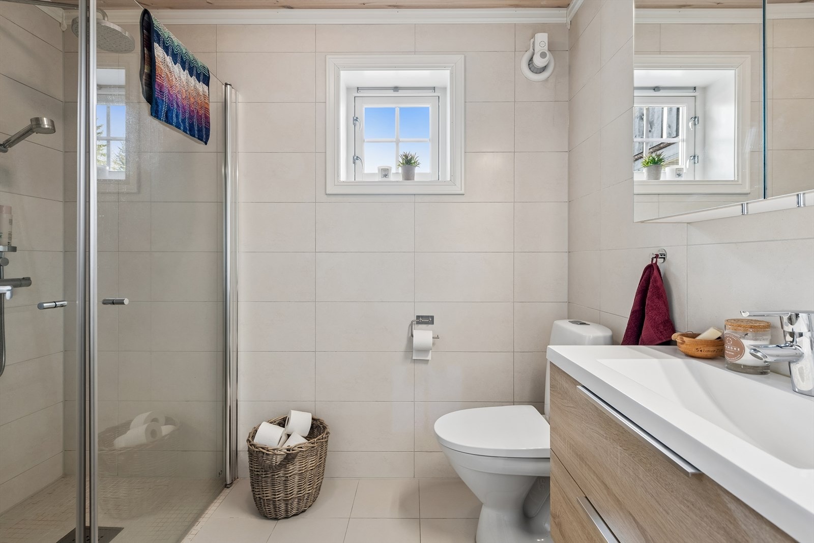 Det andre badet i etasjen er utstyrt med dusjhjørne, servant og gulvmontert toalett. Galleribilde