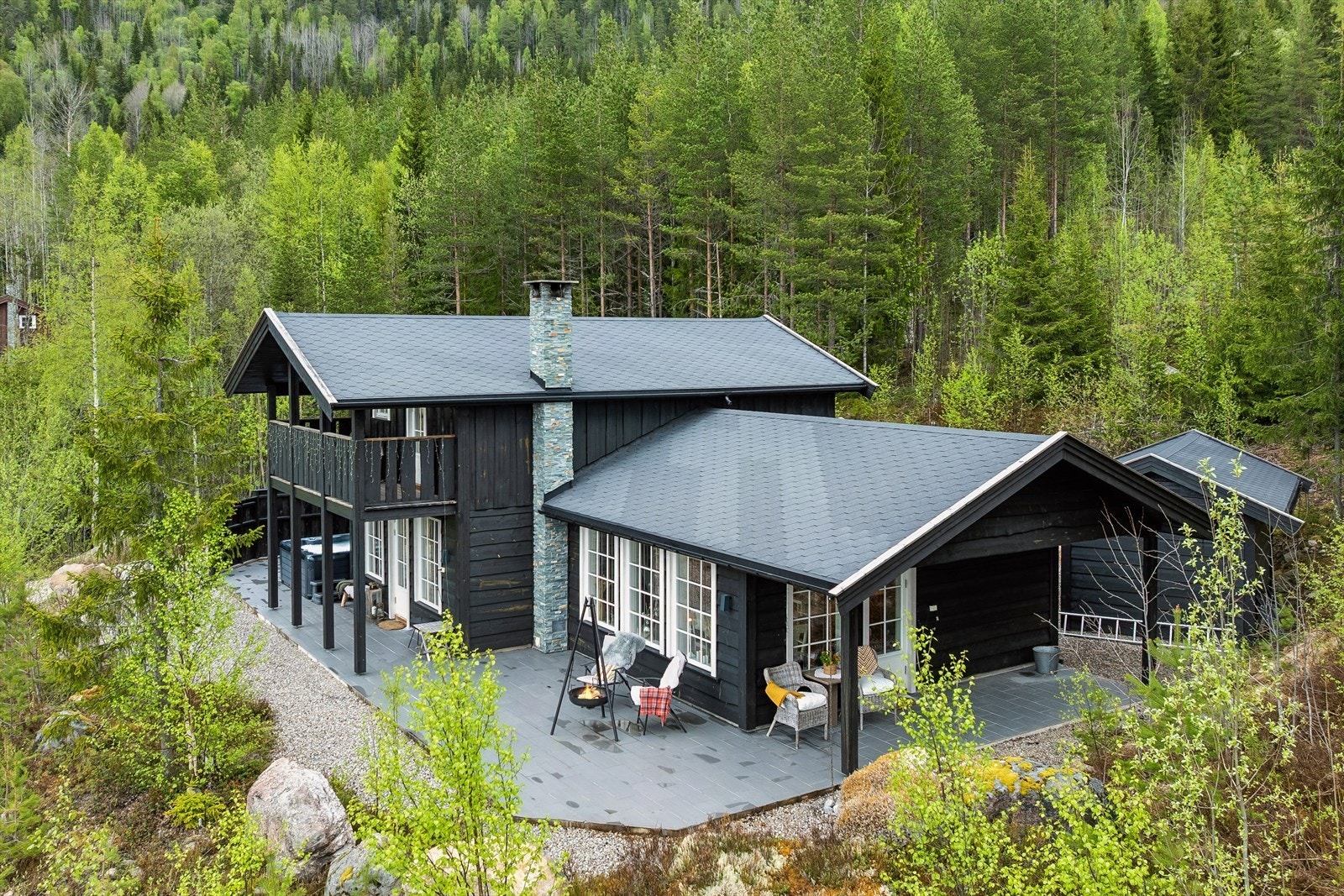 Eiendommen ligger i Solskiva Hyttegrend, med umiddelbar nærhet til langrennsløyper og kort vei til alpinanlegget i Trysil. Galleribilde