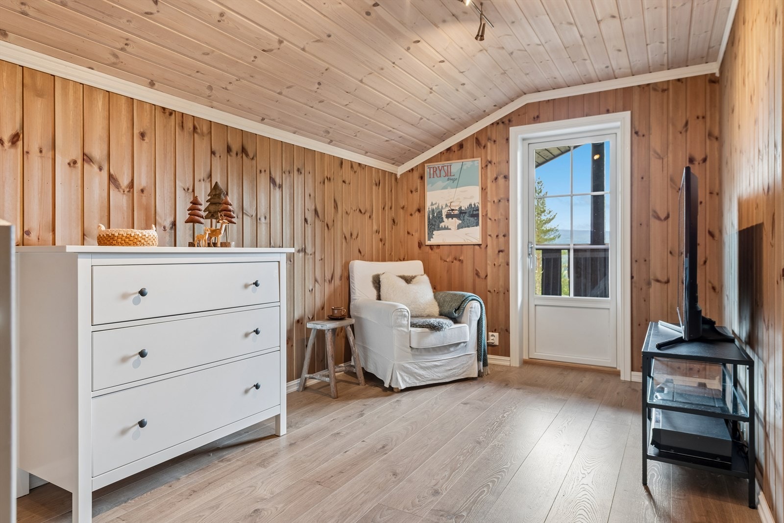 Loftstuen gir ekstra plass for familie og gjester, med utgang til en vestvendt balkong. Galleribilde