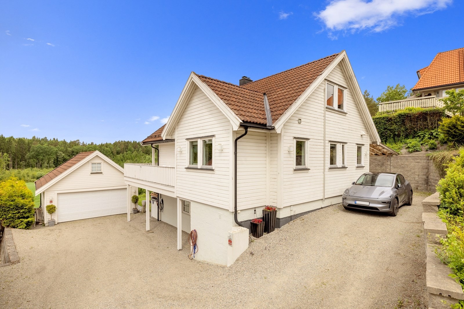 Boligen har en innholdsrik og familievennlig planløsning med 4 soverom og 3 bad, og passer godt for deg som ønsker god plass og fleksible bruksmuligheter. Galleribilde