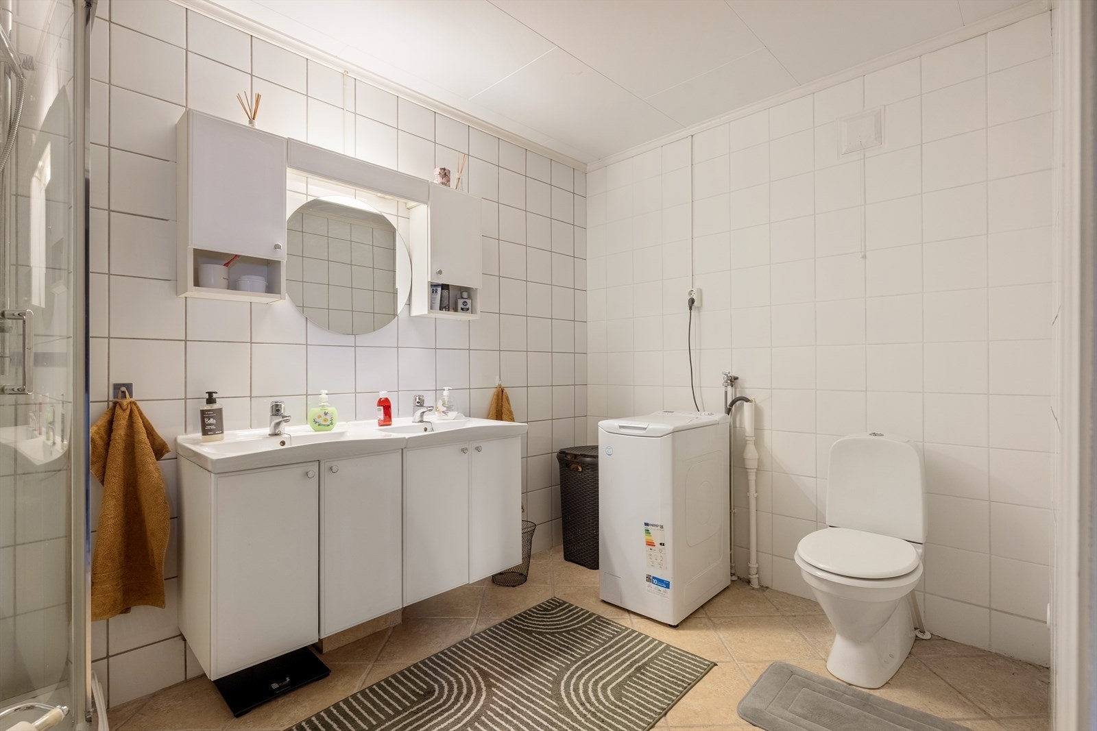 Flislagt bad med opplegg for vaskemaskin. Galleribilde