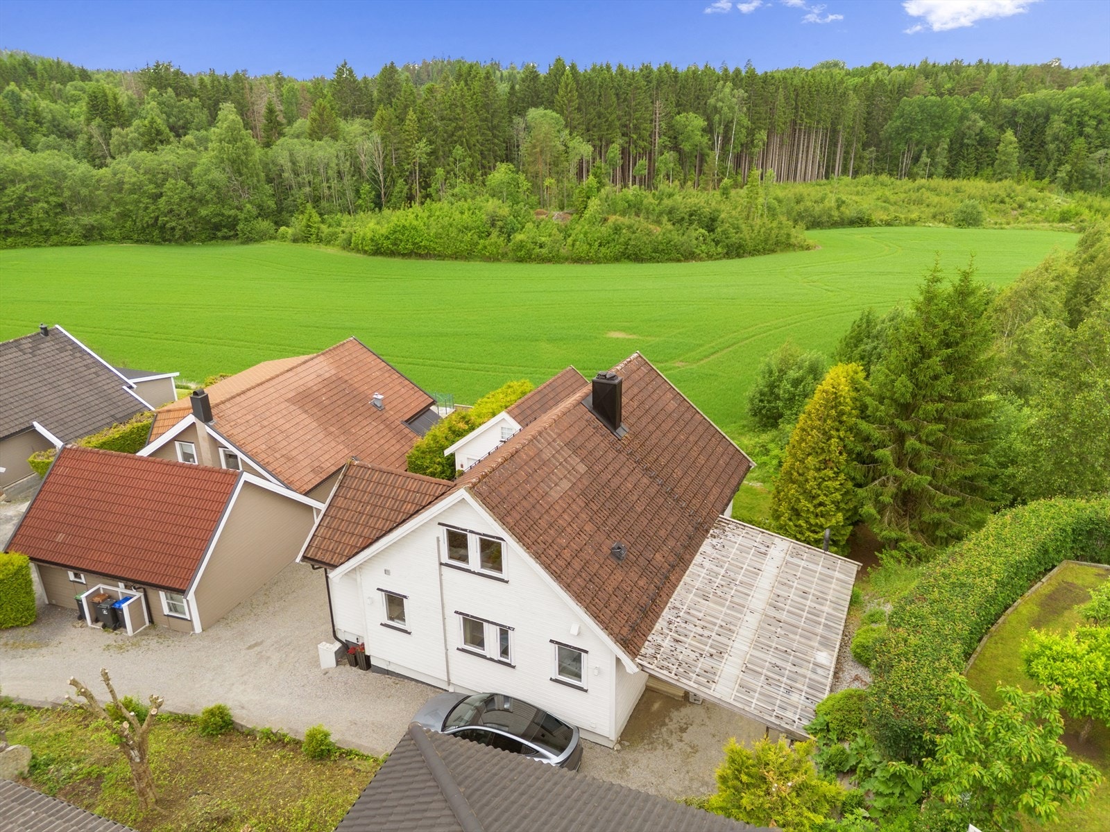 Eiendommen ligger flott til med grønne jorder og skog som nærmeste nabo. Galleribilde