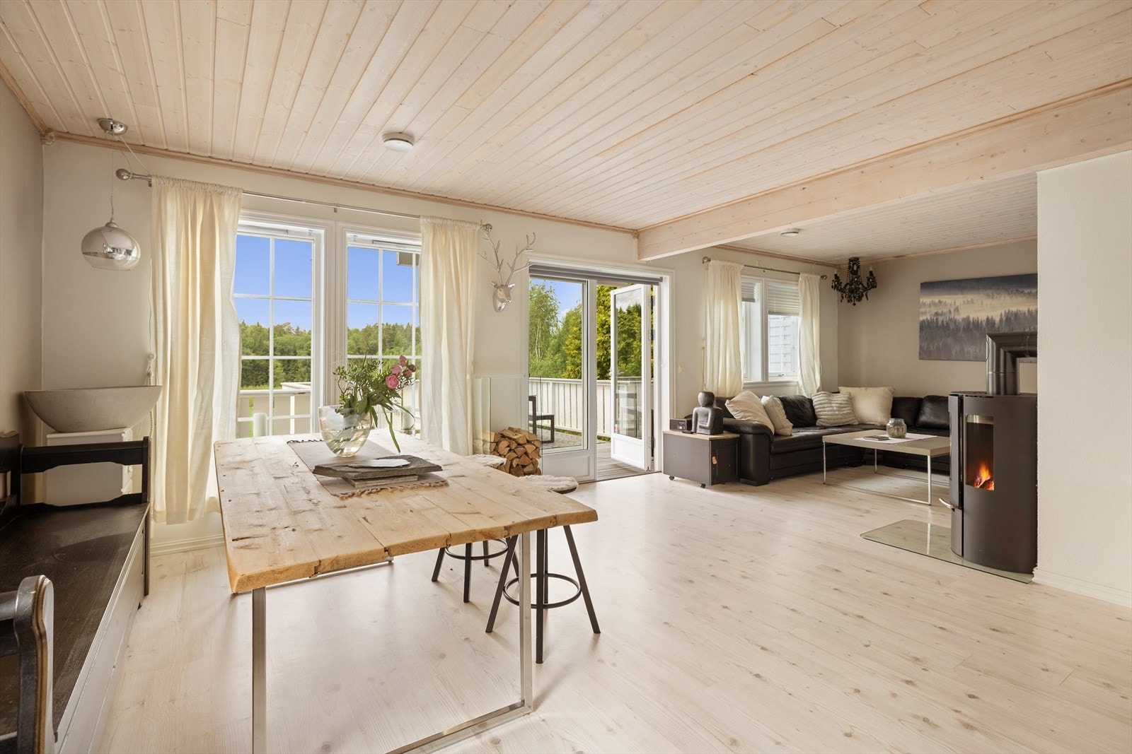 De store vindusflatene slipper inn rikelig med naturlig lys og bidrar til en lys og luftig romfølelse. Galleribilde