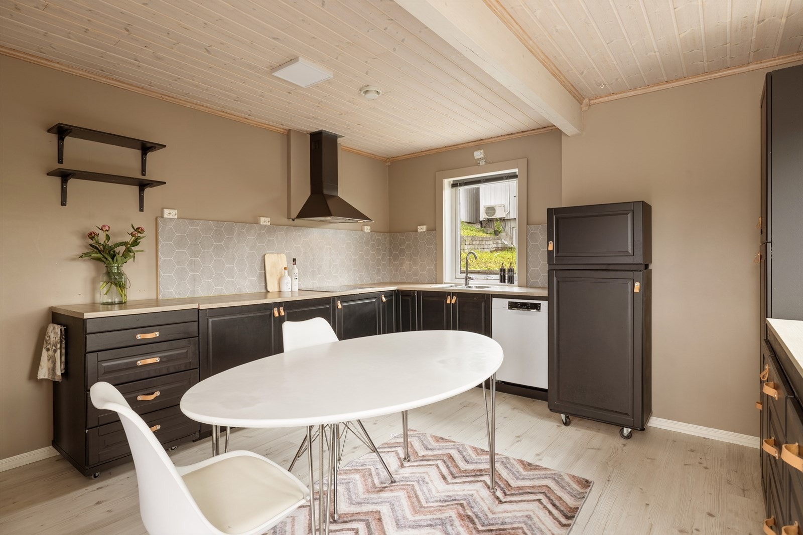 Kjøkkenet er utstyrt med kjøl-/fryseskap, oppvaskmaskin, platetopp, mikrobølgeovn og stekeovn. Galleribilde