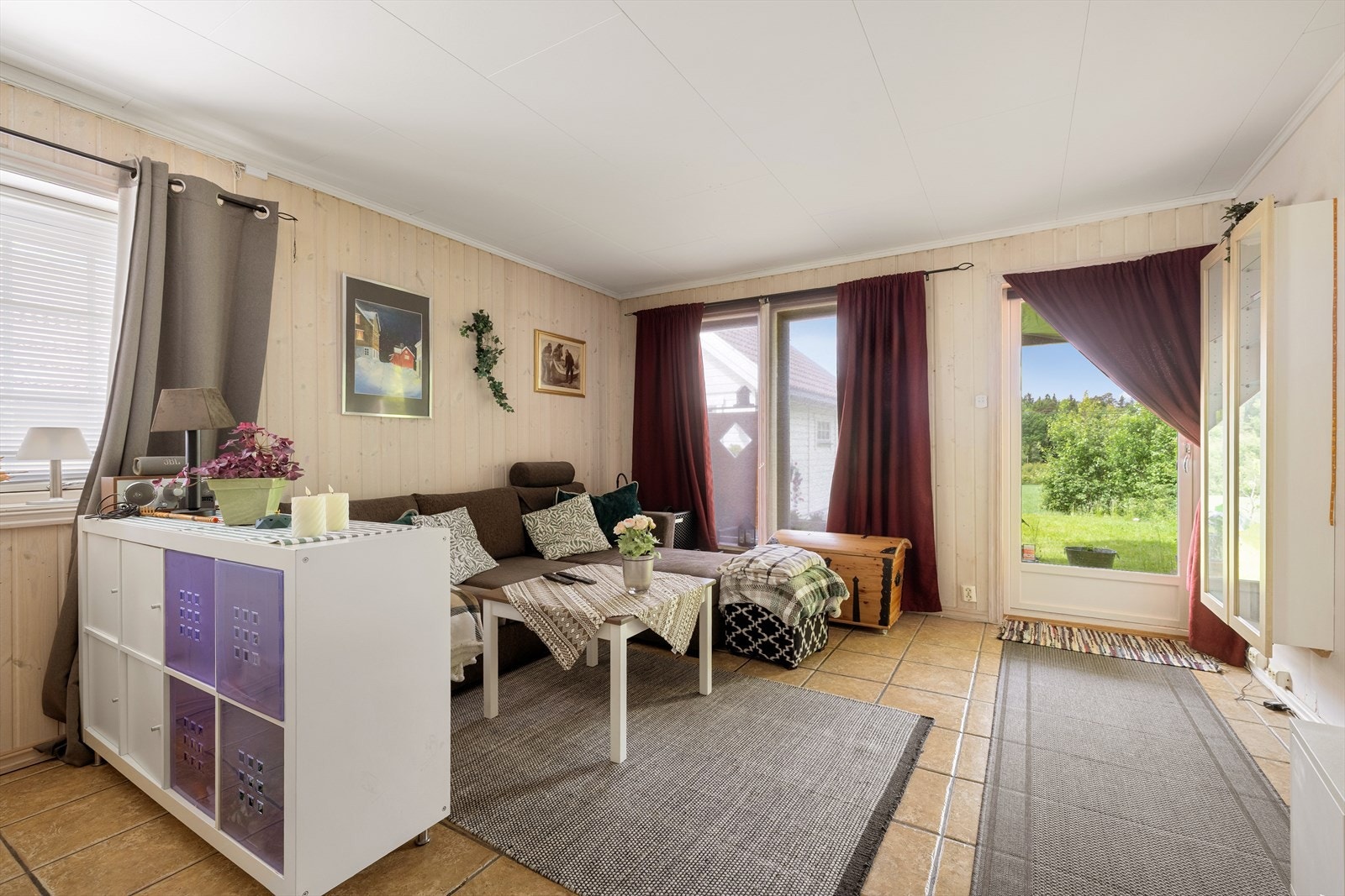 Fra stue- og kjøkkenområdet er det utgang til et hyggelig uteområdet med god plass til utemøbler. Galleribilde