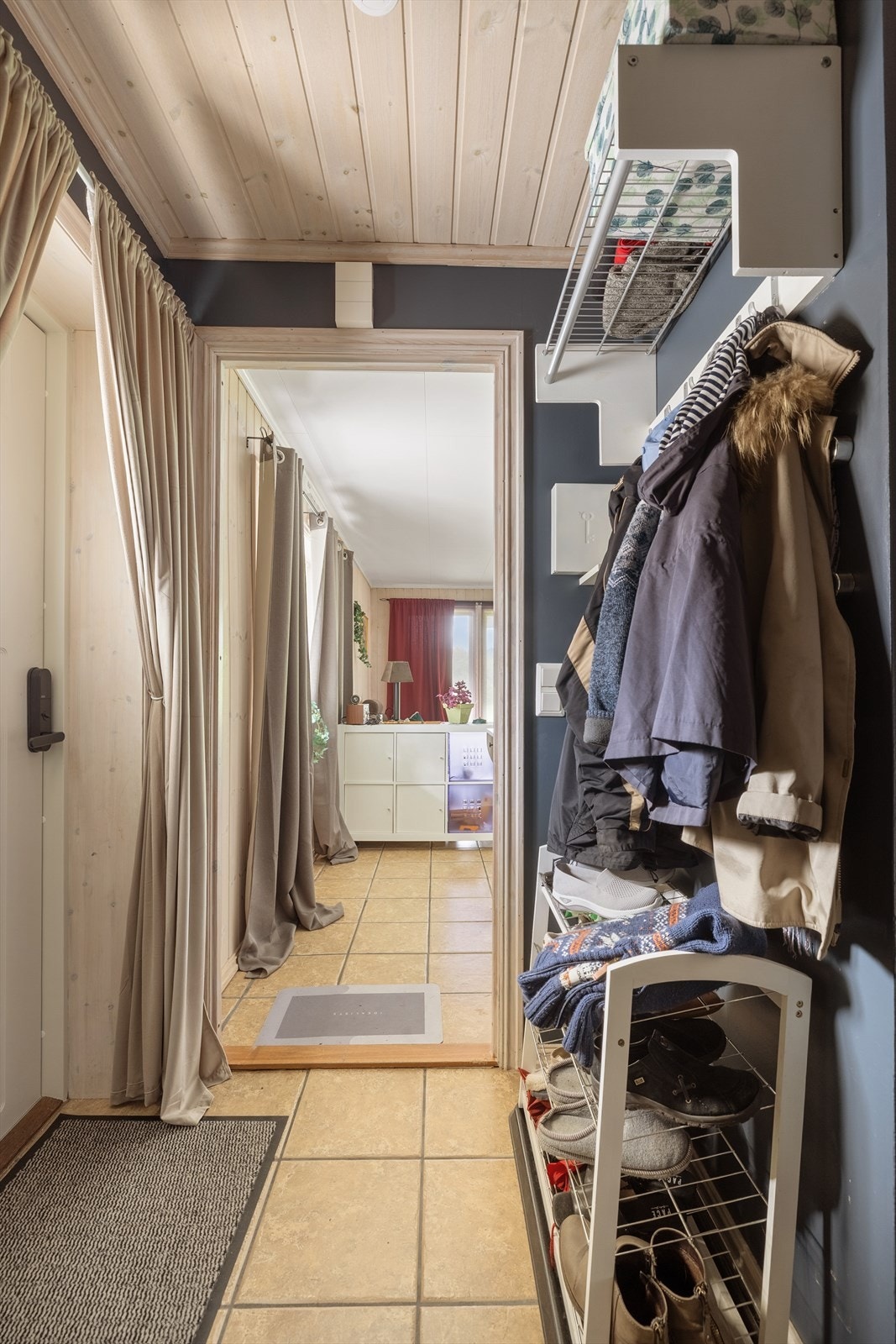 Velkommen til utleiedelen - Entréen har god plass oppheng av jakker og sko. Galleribilde