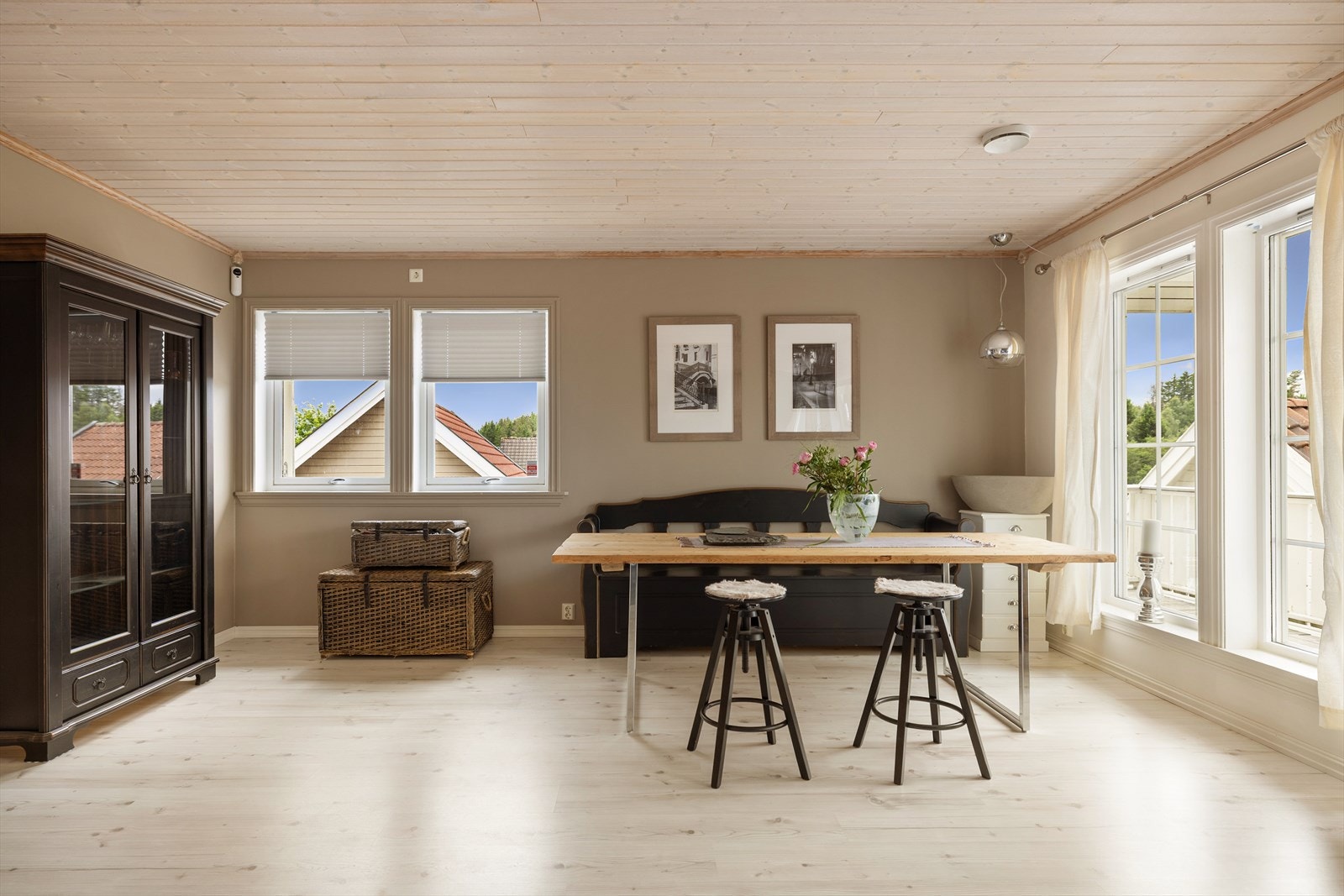 Det er god plass til er stort spisebord. Galleribilde