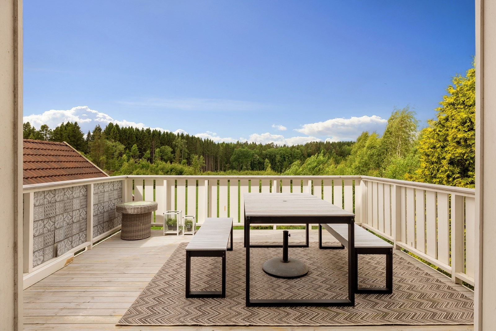 Terrassen fungerer som en naturlig forlengelse av oppholdsrommet i vår- og sommerhalvåret. Galleribilde