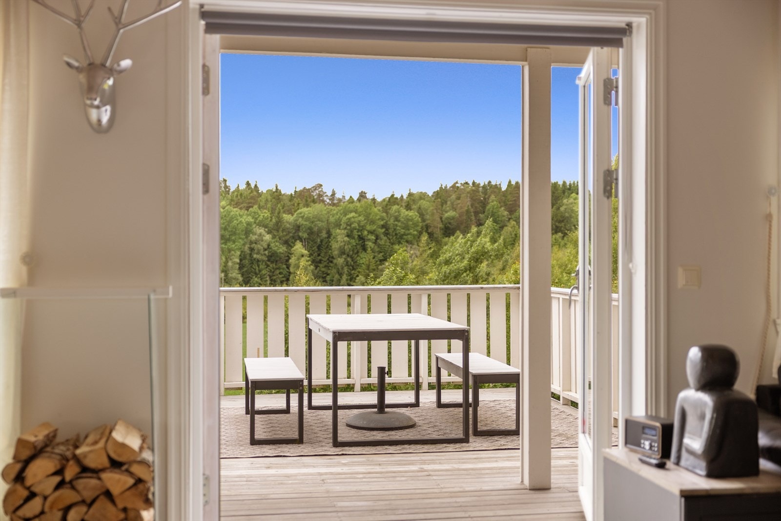 Fra stuen er det utgang til en flott terrasse. Galleribilde