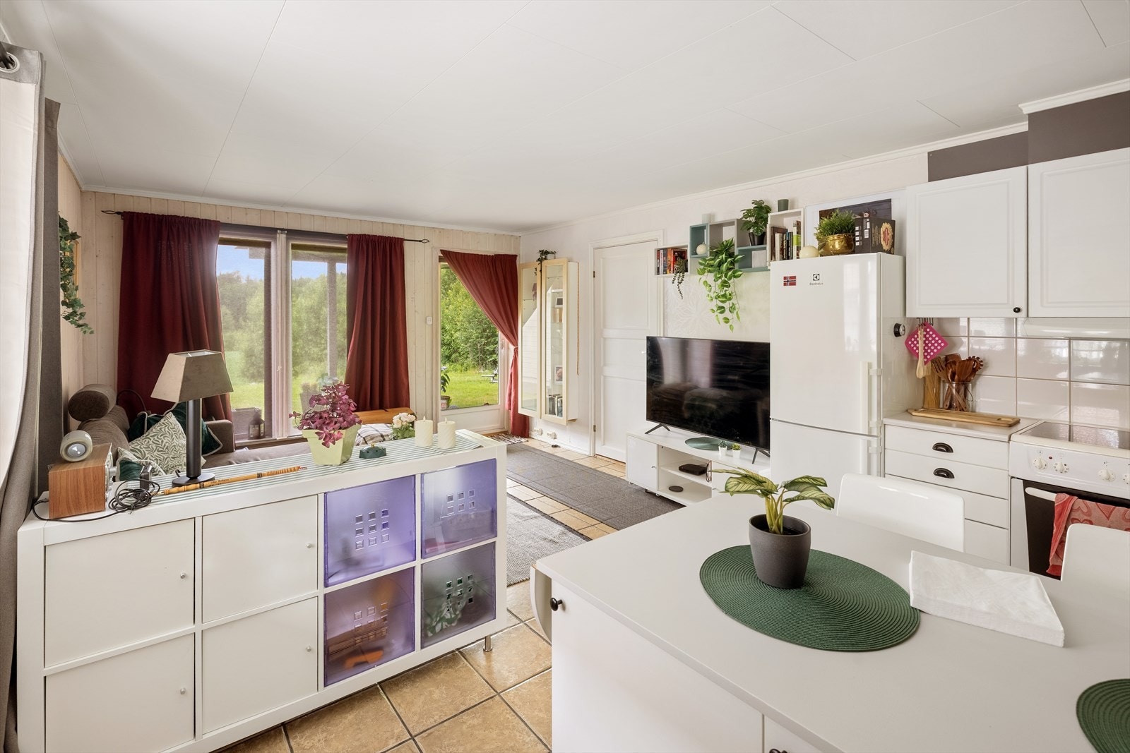Rommet har flislagt gulv og store vindusflater som slipper inn naturlig lys. Galleribilde