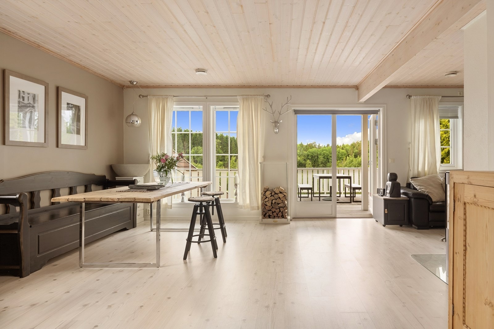 Stuen er svært romslig og byr på flere gode oppholdssoner. Galleribilde