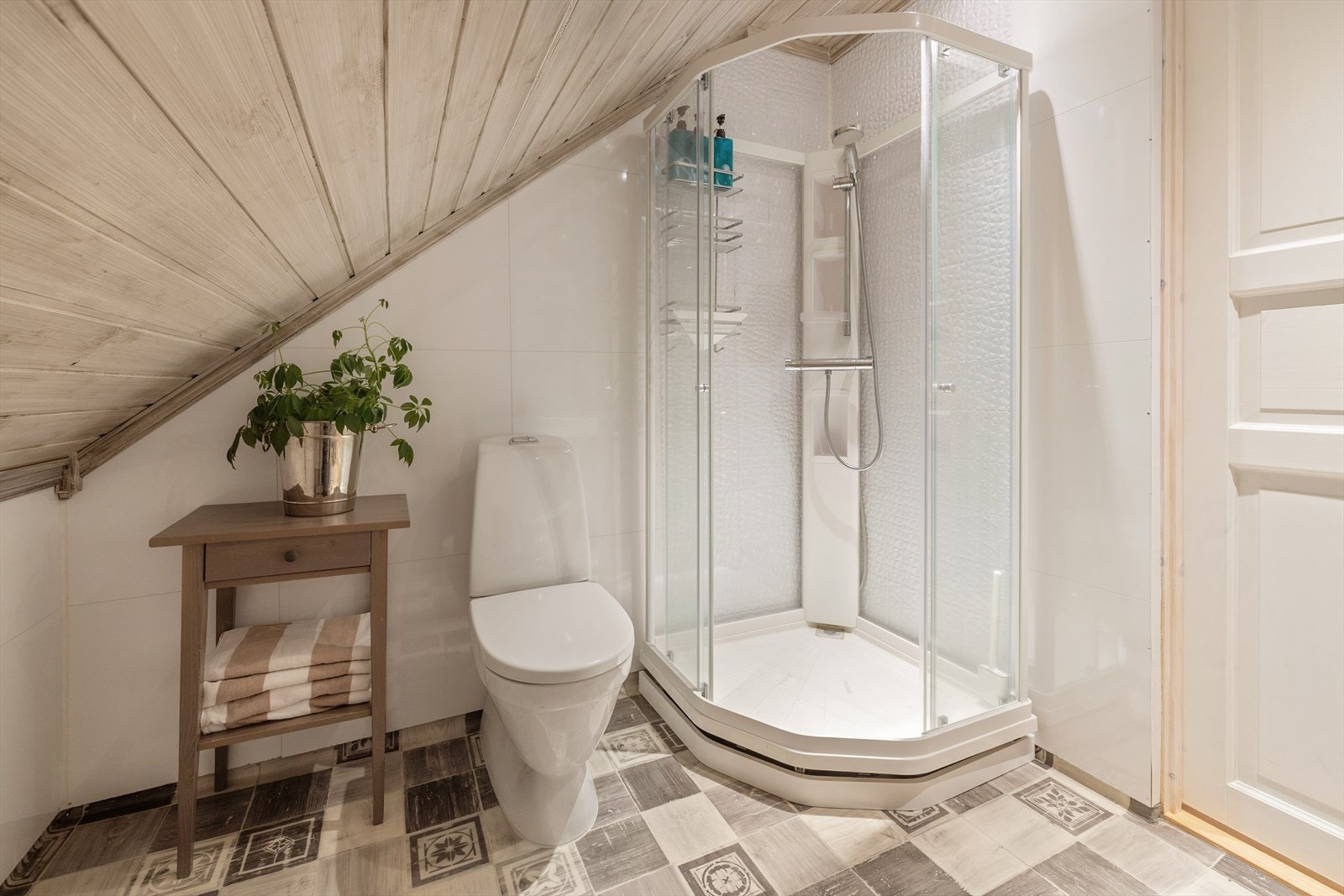 Badet er innredet med nedfelt servant, toalett og dusjkabinett. Galleribilde