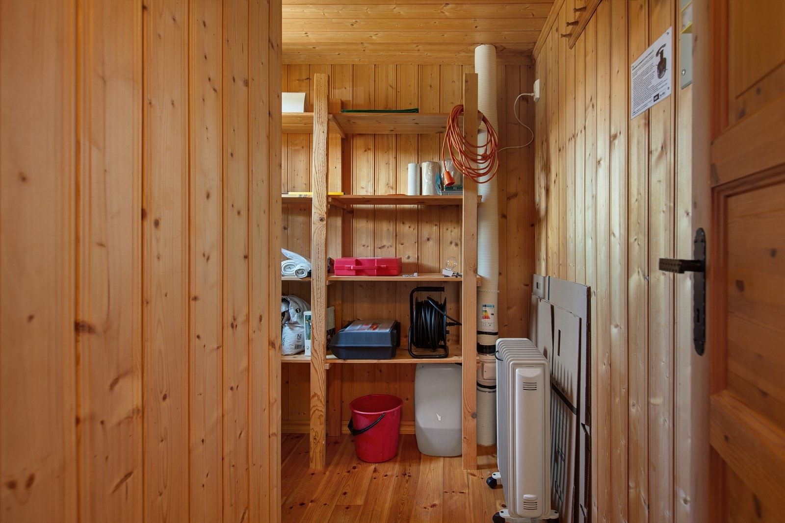 I hytta er det også en praktisk bod med flere hyller og god lagringsplass. Ute på tunet er det uthus med lagringsplass til ved, ski, redskap o.l. Galleribilde
