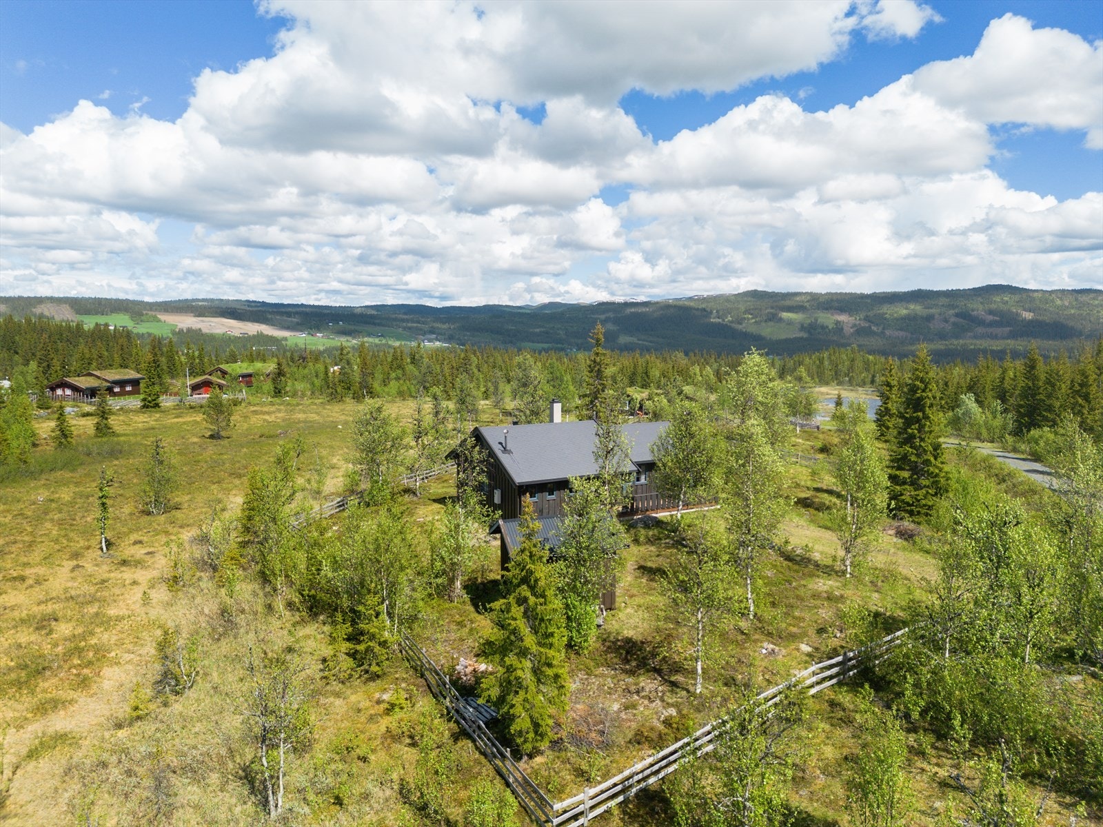 I stille og fredelige omgivelser, ikke så langt fra Perstølputten og Flatlandtjernet ligger denne fine hytta i Perstølvegen 51. Galleribilde