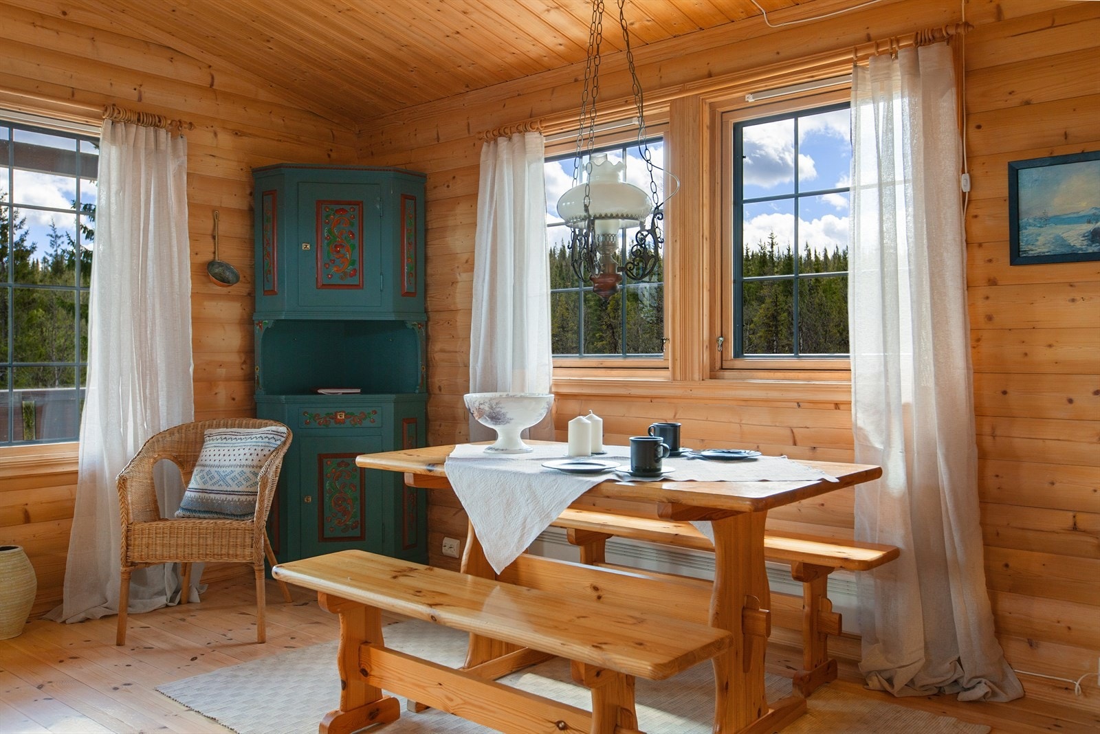 I stua er det fin plass til både sofa- og spisegruppe. Galleribilde