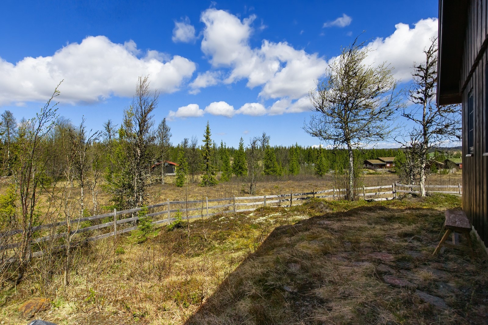 Eiendommen ligger åpent, men samtidig usjenert til i et område med spredt hyttebebyggelse. Galleribilde