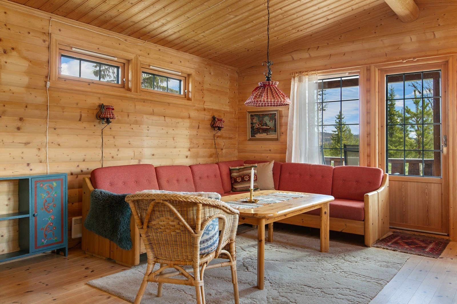 Det er mange vinduer og terrassedør med glassfelt, slik at lyset og naturen slipper inn i rommet. I Galleribilde