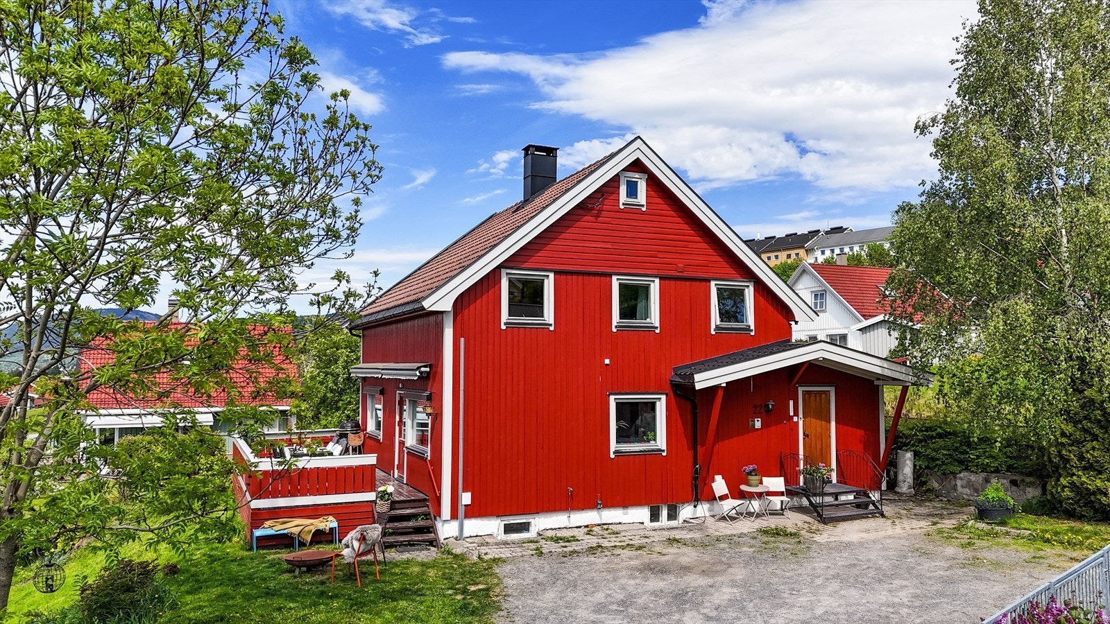 Hovedinngangen har en solid inngangsdør i teak. Galleribilde