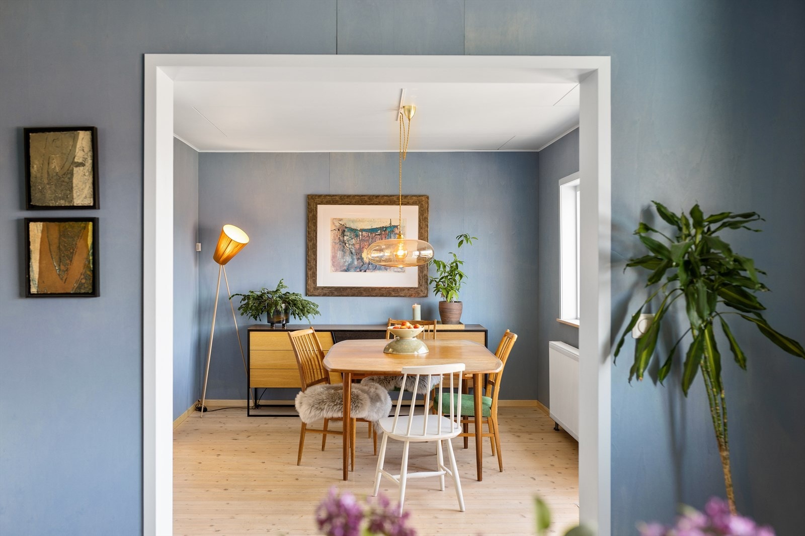 Rommet gir god plass til et stort spisebord for hyggelige sammenkomster. Galleribilde