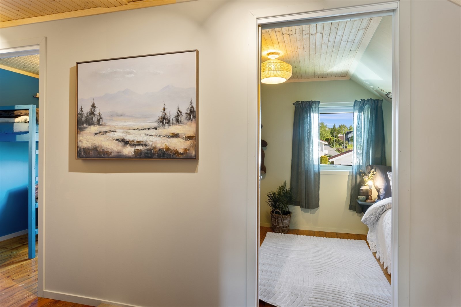 Gangen og flere av soverommene i andre etasje er malt i tidsriktige og fine farger som harmonerer vakkert med hverandre og skaper en lun rød tråd gjennom etasjen. Galleribilde