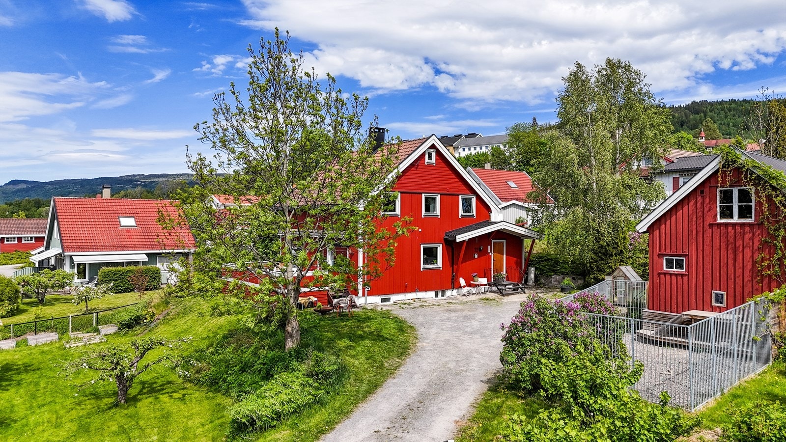 Uthuset på tomten rommer garasje og boder med gode lagringsmuligheter. Galleribilde