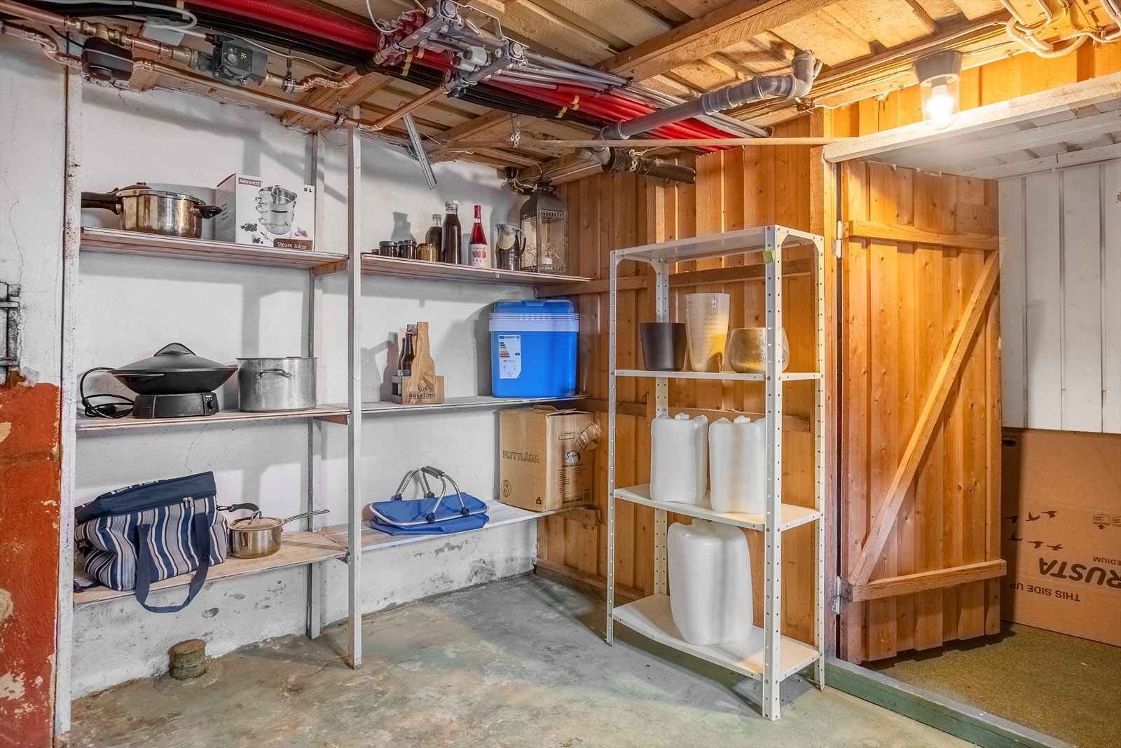 Kjelleren byr på rikelig med lagringsplass i flere boder. Galleribilde