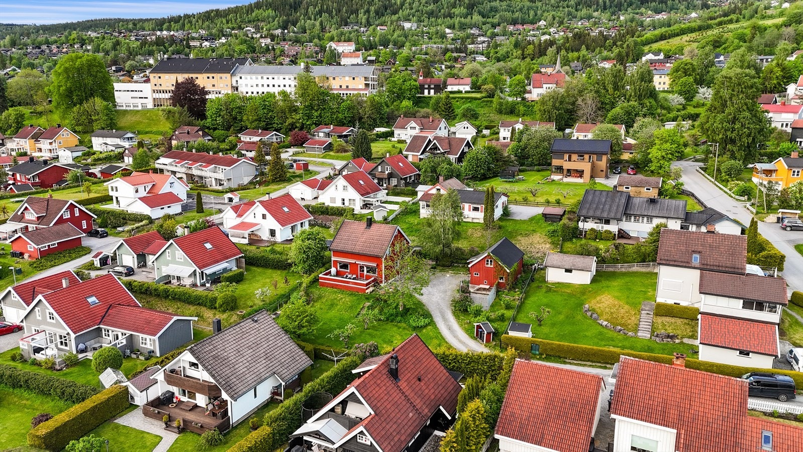 Beliggenheten er barnevennlig med kort vei til flere skoler, som Søre Ål barneskole og Åretta ungdomsskole. Galleribilde