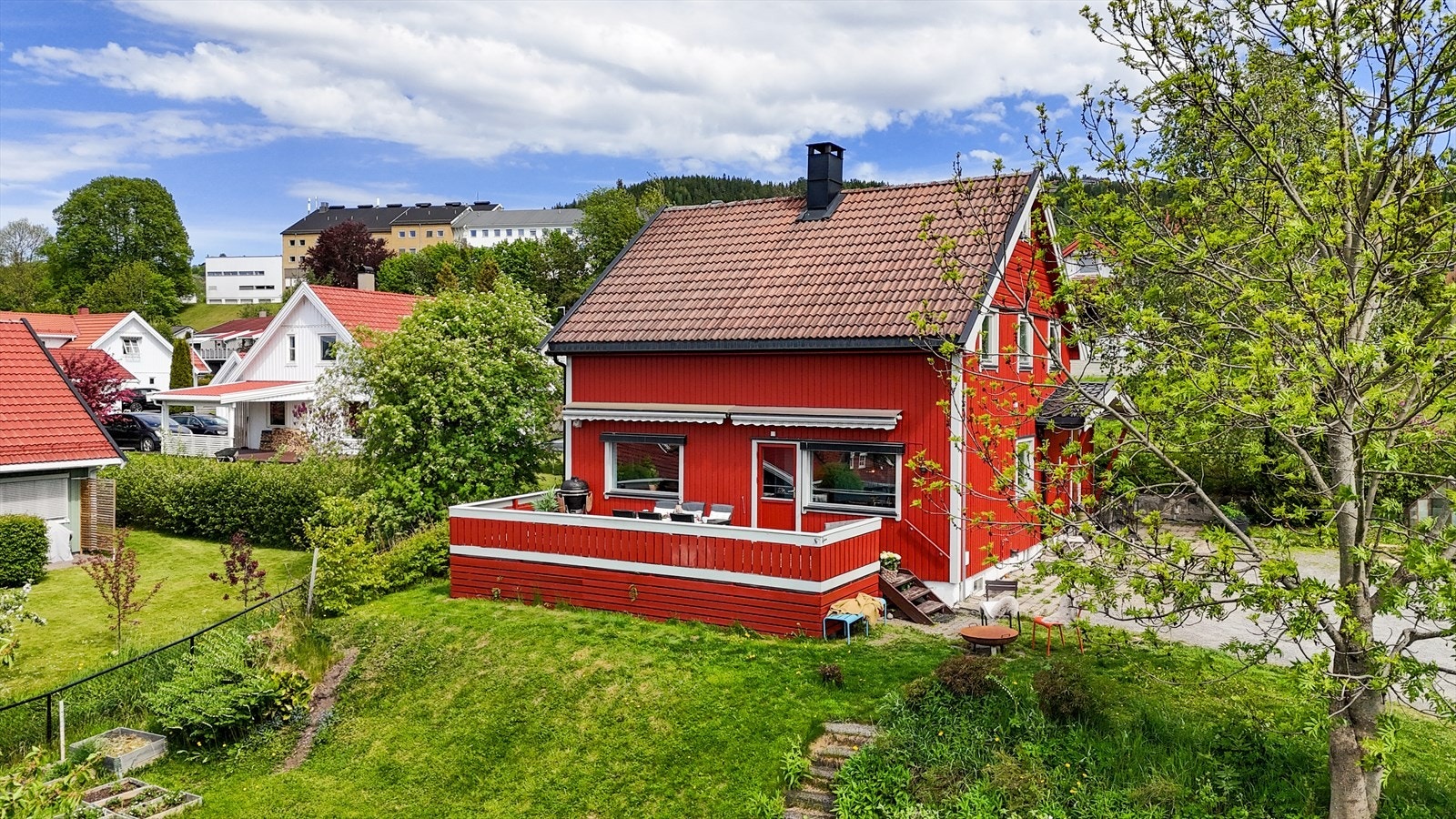 Taket har betongtakstein og ble skiftet i år 2000. Galleribilde